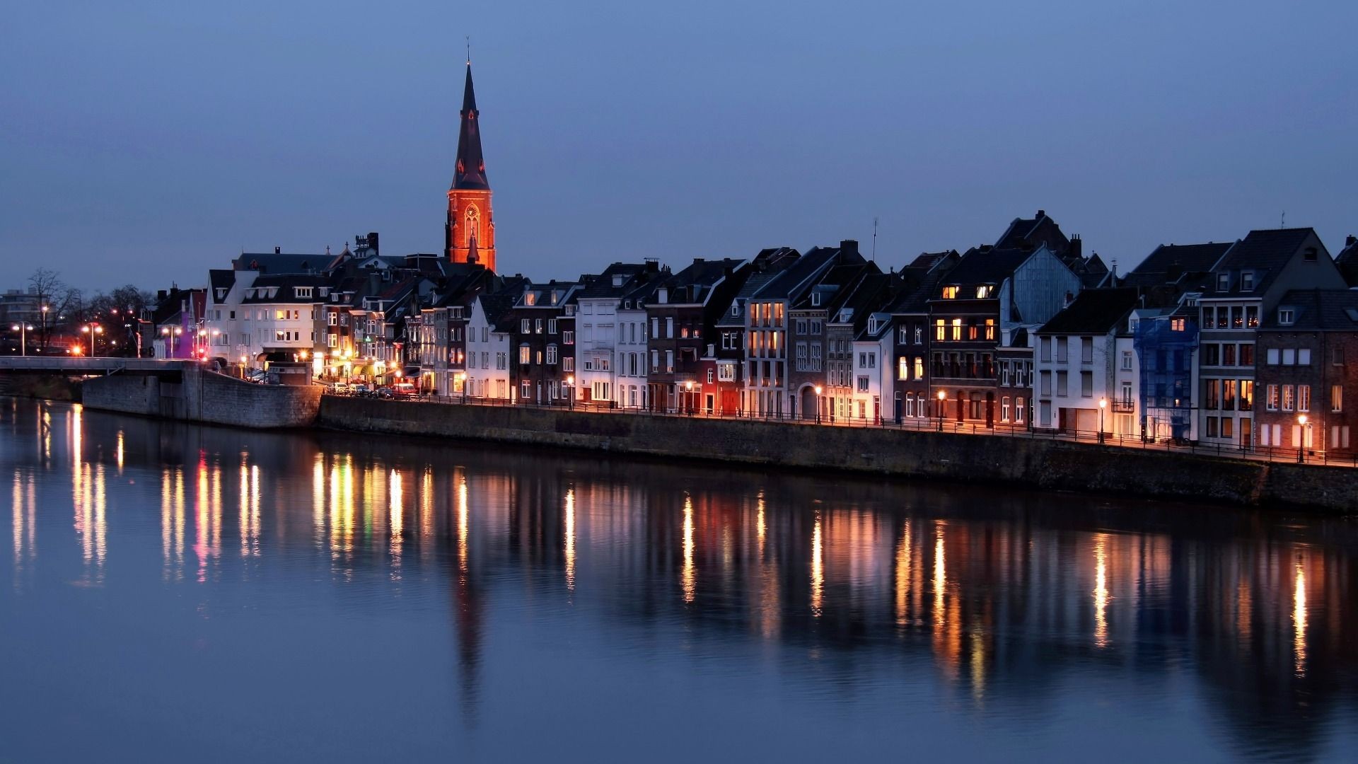 Maastricht_by_night.jpg